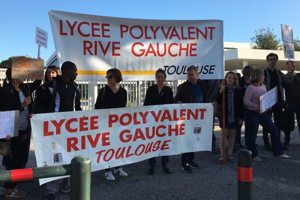 Les enseignants du lycée Rive gauche de Toulouse alarment sur les conditions d'accueil dégradées des élèves. 