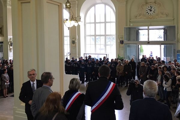 Hommage au lieutenant-colonel Arnaud Beltrame dans le hall de la mairie de Limoges