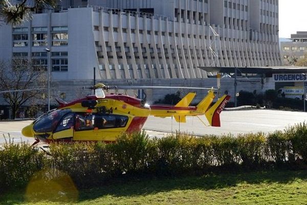 Photo d'illustration : un hélicoptère aux urgences de l'hôpital Michallon à Grenoble.