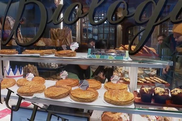 Dans la vitrine, les galettes des rois ont fait leur apparition et remplissent la moitié du présentoir