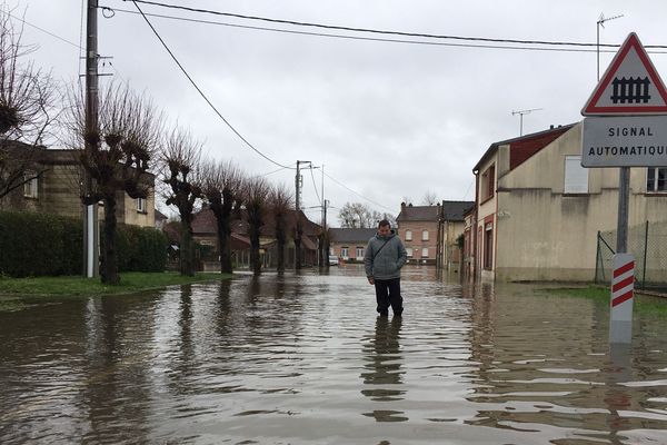 Depuis plus d'un mois, l'Oise a envahi les rues d'Appilly. L'eau pourrait atteindre plus de 70 cm d'ici mercredi.