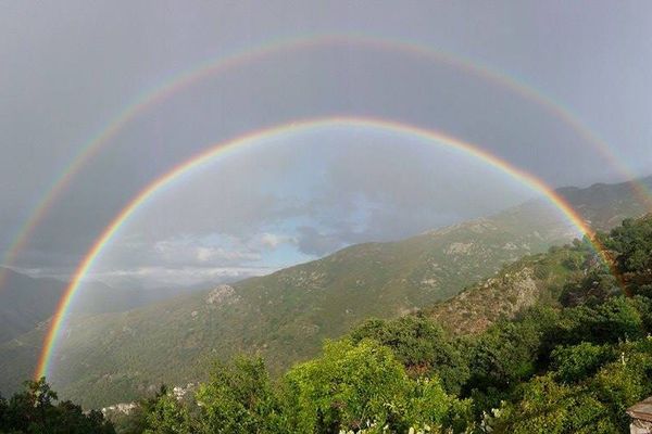 ILLUSTRATION - Double arc-en-ciel au-dessus du village de Scolca (Haute-Corse)