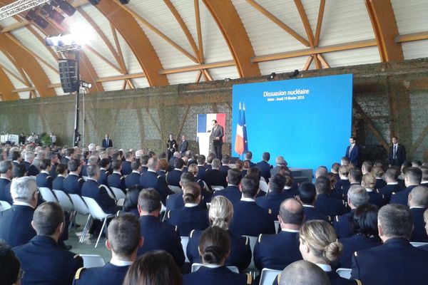 Durant le discours de François Hollande depuis la base d'Istres