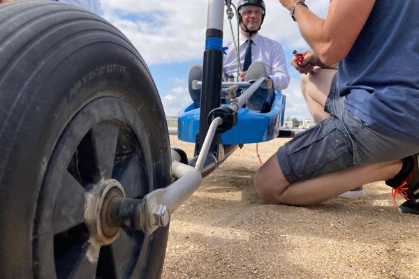 Le ministre de l'éducation nationale, Jena-Michel Blanquer n'a pas pu résister à l'appel du ballon sur la plage de Ouistreham ( 14) 