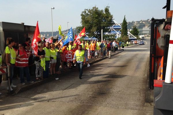 Plusieurs dizaines de salariés ont manifesté au péage de Saint-Isidore à Nice