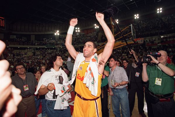 L'emblématique capitaine Richard Dacoury lève les bras au ciel au soir du 15 avril 1993. Le CSP Limoges devient le premier club français champion d’Europe, tous sports confondus.