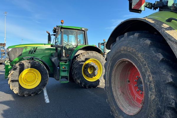 Des tracteurs rassemblés au péage de Saint-Arnoult.