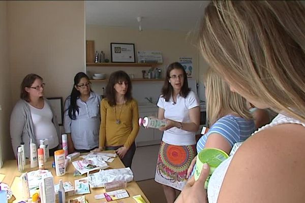 Cet atelier permet aux femmes enceintes de mieux lire la composition de leurs cosmétiques et ainsi trouver ceux qui contiendraient des perturbateurs endocriniens