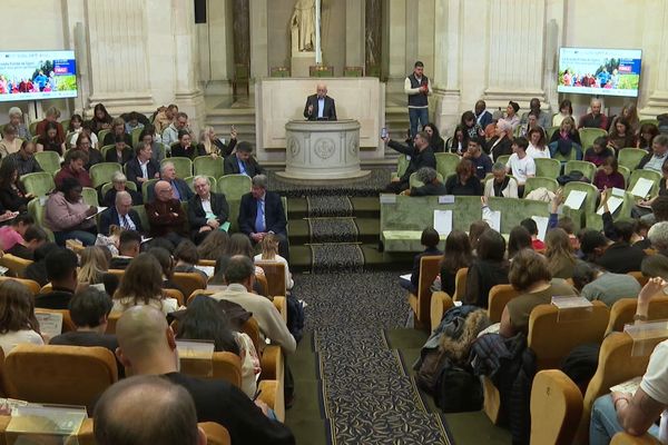 Erik Orsenna énonce la Grande dictée du sport à 104 participants attentifs, à l'institut de France.