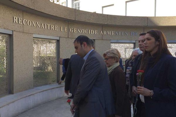 La première partie de la commémoration, à 10h30, était le recueillement devant la stèle du génocide arménien de Villeurbanne