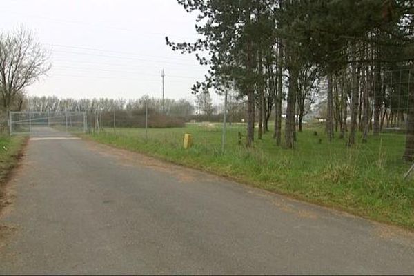 Le chemin d'accès de l'aire d'autoroute de Crêches-sur-Saône, là où la victime a été retrouvée, lundi 14 mars 2016