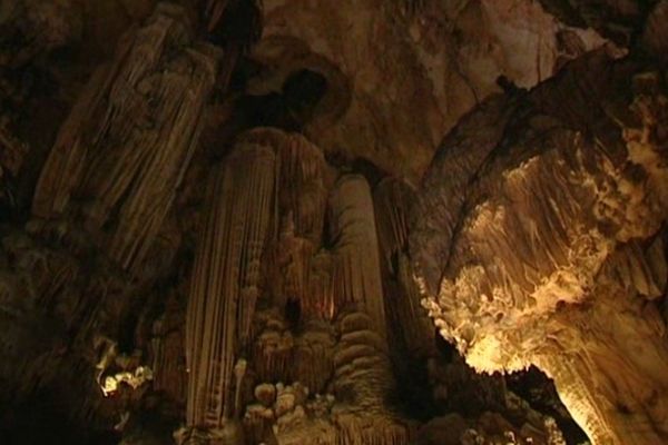 Les parois de la grotte des Demoiselles ont été débarrassées des algues et des mousses qui les encombraient.