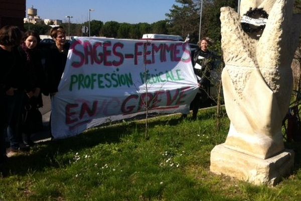 Les sages-femmes ont déposé une couronne sur la statue de la maternité d'Angoulême.