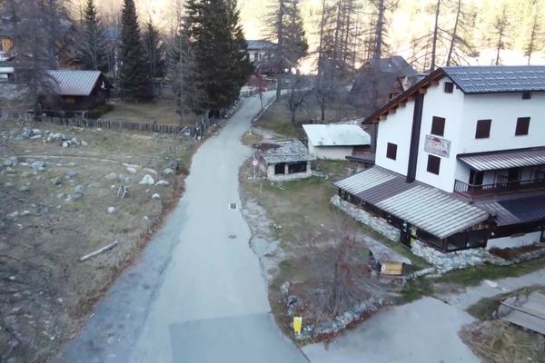 La petite station d'habitude très fréquentée en hiver, restera coupée du monde.