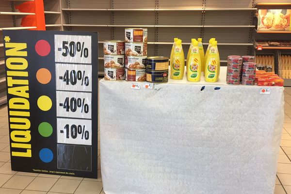 Dans les rayons des Carrefour Contact qui ferment demain, des étals vides. 