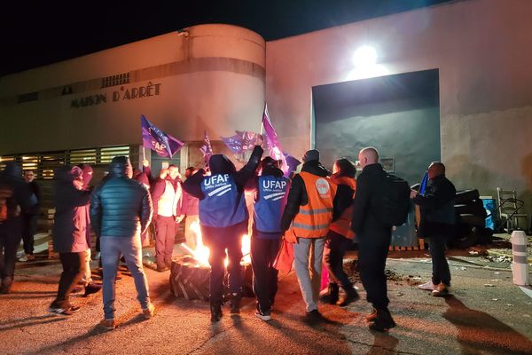 Les surveillants et surveillantes de la prison de Nîmes se sont levés aux aurores ce lundi pour revendiquer de meilleures conditions de travail.