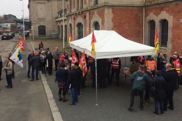 Les cheminots en grève se sont réunis devant la gare de Saint-Brieuc 