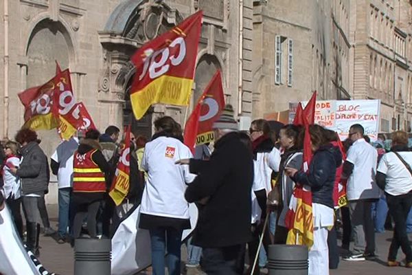 Les grévistes devant l'hôpital de la Timone à Marseille.