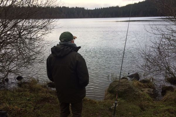 Les pêcheurs du lac du Bouchet en Haute-Loire ont repris leur quartier sur les bords du lac depuis la semaine du 8 janvier 