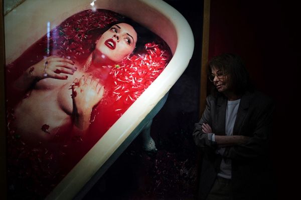 Cette photographie surprenante fait partie de l'exposition "Pourquoi m'as-tu abandonnée" de Bettina Rheims au musée de la photographie de Nice.