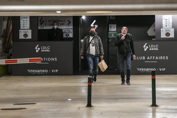 La rencontre Asvel-Panathinaïkos, qui devait se disputer mardi 13 octobre, a été annulée après deux nouveaux cas de Covid du côté de l'équipe villeurbannaise. L' accès à l'astroballe est interdit et les personnes travaillant au club quittent les lieux. 