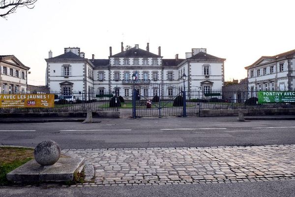 La mairie de Pontivy (56)avec la banderole des deux clubs avant les matchs de Coupe de France contre le PSG et Guingamp.