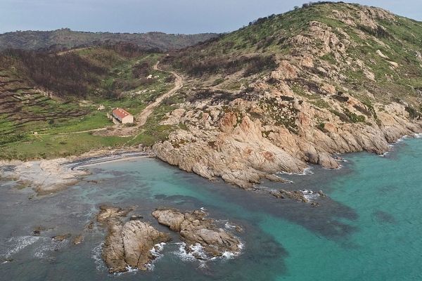 Une embarcation a coulé en mer dans le Var, près de la plage. Image d'illustration