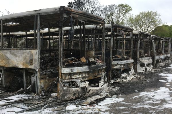 Les véhicules ont été dévorés par les flammes.