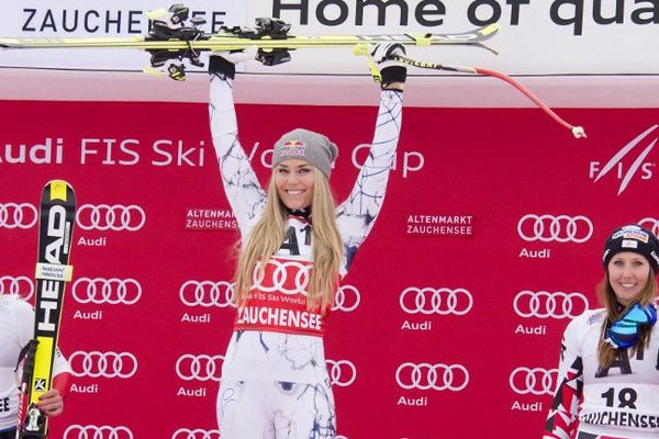 Lindsey Vonn sur le podium du Super G de Zauchensee, en Autriche le 10 janvier 2016. 