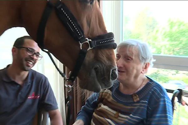 Le contact avec Peyo fait remonter les souvenirs de Josette, 94 ans.