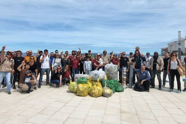 Les bénévoles ayant participé à la collecte des déchets dans le quartier de la Madrague de Montredon, avec l'apnéiste Morgan Bourch'is et l'association 1 déchet par jour.