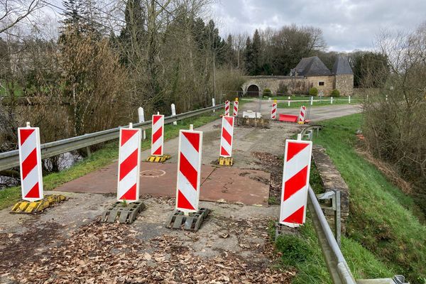 Le pont, datant du XVe siècle, est fermé à la circulation depuis 3 ans