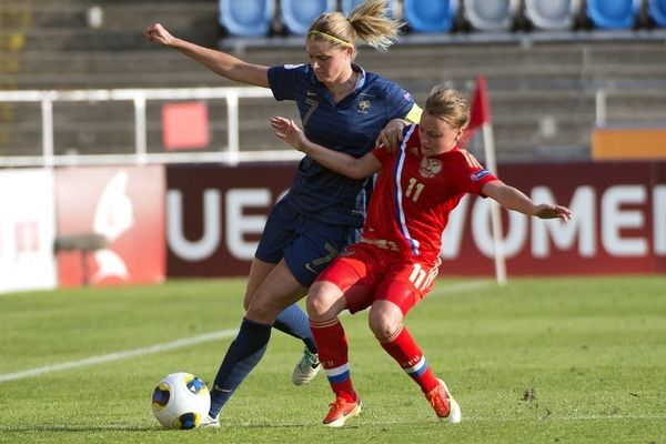 Suède, Norrköping : Corine Franco aux prises avec l'attaquante russe Ekaterina Sochneva. Première rencontre des françaises dans l'Euro 2013 groupe C.
