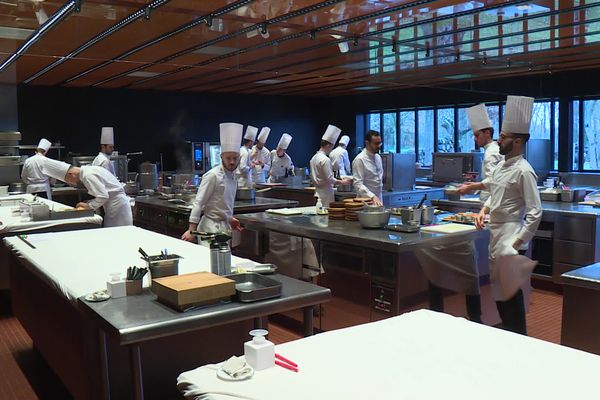 La maison Troisgros vue des cuisines dans un documentaire de Frederick Wiseman