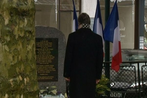 François Feldman milite pour le devoir de mémoire. Ce retraité, dont la famille a pu échapper à une rafle en 1942, se recueille devant la stèle du souvenir des victimes de l'Holocauste à Vichy.