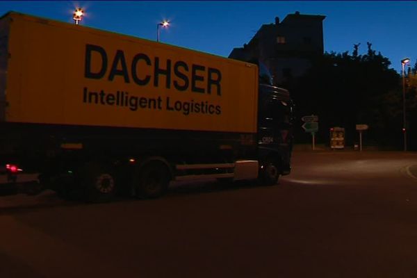 Malgré l'arrêté municipal, quelques poids-lourds circulaient lundi soir en centre-ville d'Auxerre.