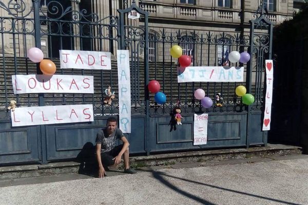 Des ballons, des banderoles accrochées aux grilles du tribunal d’Aurillac. Rémy Luttwiller, père de trois enfants, a profité de la fête des pères pour attirer l’attention sur son cas.