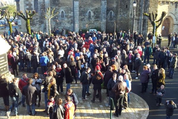 500 personnes se sont retrouvées devant le monument aux morts de Rouillé dans la Vienne.