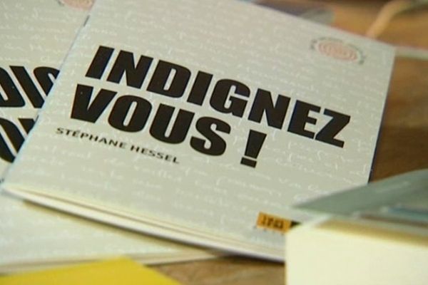 Le petit livre "Indignez-vous" coûte 3 euros.