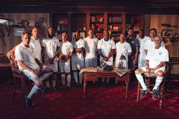 Des joueurs légendaires d'hier et d'aujourd'hui arborent le maillot historique pour fêter les 125 ans de l'OM.