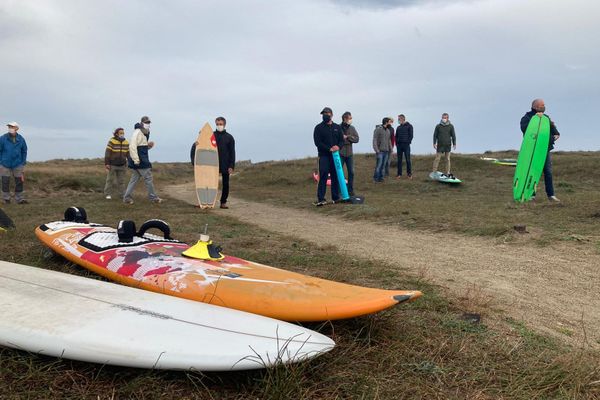 Une vingtaine de surfeurs ont manifesté sur la place de Canet ce 7 novembre. Ils ne comprennent pas pourquoi la préfecture maritime leur interdit de pratiquer leur sport.