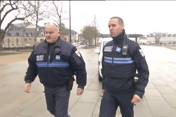 Les policiers municipaux de Vannes devront patienter encore quelques mois avant de recevoir leurs nouvelles armes.