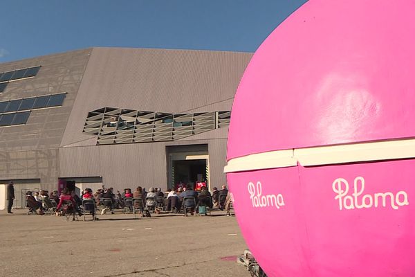 80 artistes se sont réunis sur le parking de la salle de musique Paloma à Nîmes pour trouver des solutions et faire des propositions face à la crise sanitaire - 19 janvier 2020