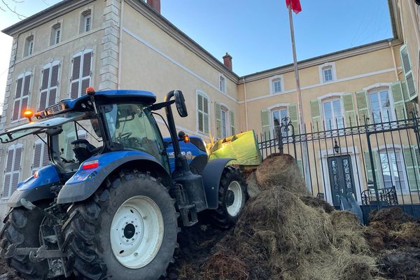 A Toul, ce vendredi 26 janvier, les agriculteurs en colère déversent du purin devant la sous préfecture.