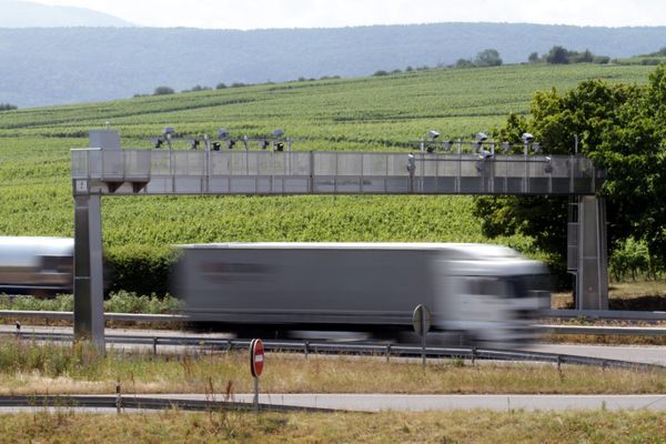 Un portique mis en place (et inutilisé depuis) sur l'autoroute A35 au niveau de Sainte-Croix-en-Plaine.