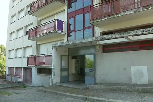 L'immeuble, qualifié d' "insalubre" par les habitants, dans le quartier de Bellevue, à Chambéry, le 4 juillet 2019.