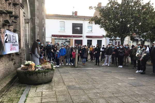 Quelques prises de parole ont eu lieu avant une cérémonie religieuse en hommage à Tessa.