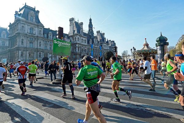 Illustration : des participants au Marathon de Paris 2015 passent devant l'Hôtel de Ville.