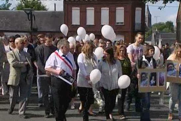 Quelque 500 personnes se sont rassemblées dans les rues de la ville dimanche 7 juin, dans la matinée pour rendre hommage à Justine, Valentin et Inès