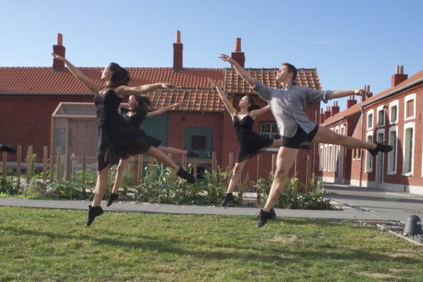 Un spectacle de danse vous attend à la cité des électriciens de Bruay-la-Buissière.